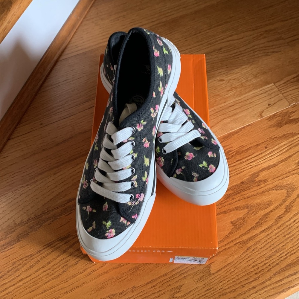 Rocket Dog Black Floral (Jumpin Aurora Sneaker)